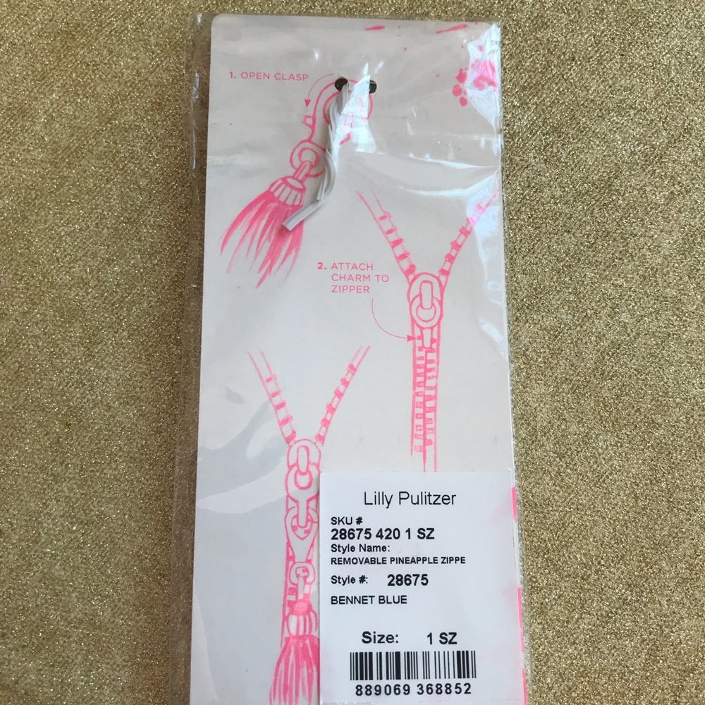 NWT Lilly Pulitzer Pineapple Zipper Pull - Picture 3 of 4